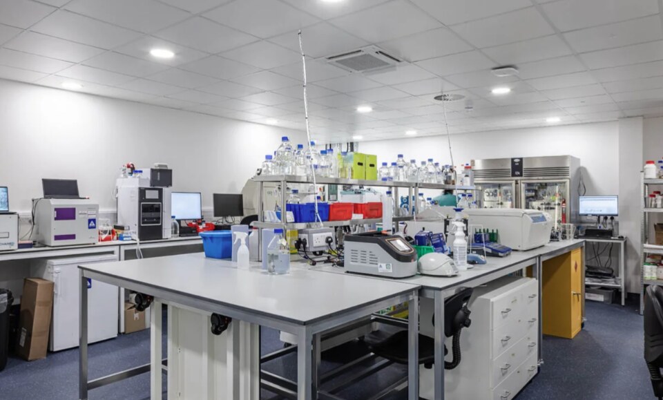Arctoris specialist laboratory benches